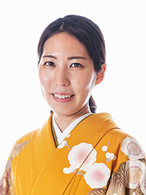 asahi_shogi's tweet photo. 佐〉第４期女流順位戦Ａ級のプレーオフが７月１７日（水）、大阪・関西将棋会館で指され、福間香奈女流五冠が伊藤沙恵女流四段に勝ち、西山朋佳白玲＝女王・女流王将と合わせ女流三冠＝への挑戦権を獲得しました。「夏場の七番勝負が始まるので、体調に気を付けて、全力を出し切れるように頑張りたいと思います」と福間女流五冠は話してくれました。