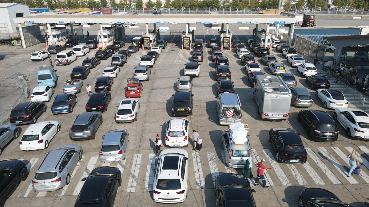 DurresPort's tweet photo. Full house today @our #FerryTerminal!
💪⚓️⛴️
An aerial perspective of the surge of inbound passenger flow @DurresPort, which is anticipated to increase steadily in the coming days…⛴️ ☀️🌊
#Maritime🇦🇱⚓️🚢 #portcity #tourism
#shipping #ferries #onthedocks #midweekvibes📸 https://t.co/G64VNhGAZb