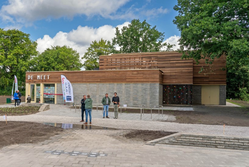 gem_groningen's tweet photo. 🤸👟Onlangs werd de nieuwe gymzaal De Meet in Haren geopend. De gymzaal is energieneutraal en grotendeels circulair (demontabel) en natuurinclusief gebouwd, en dat smaakt naar meer voor de gemeente. We zijn blij dat de kinderen weer kunnen gymmen!👉https://t.co/HMQGeDQuqk https://t.co/9fnIYsUAP5