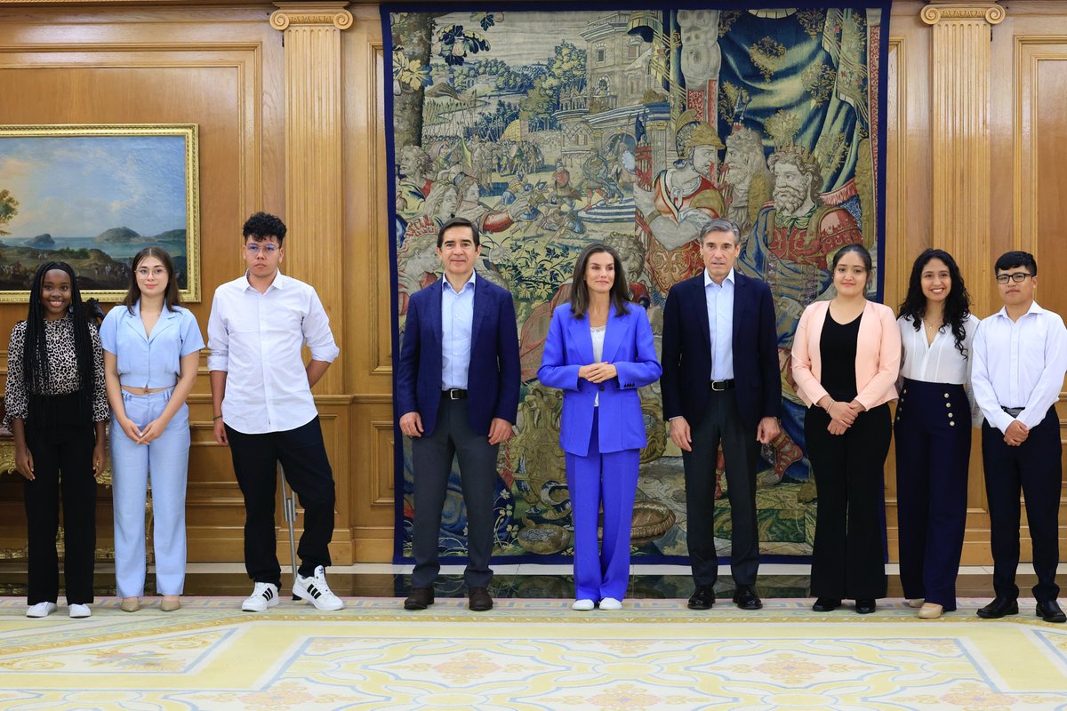 CasaReal's tweet photo. La Reina recibe en audiencia a una representación de los ganadores de las becas de la Fundación Microfinanzas BBVA para impulsar la formación de jóvenes con escasos recursos.

➡️https://t.co/QqqPhmpZAH https://t.co/buG8zqfdXG