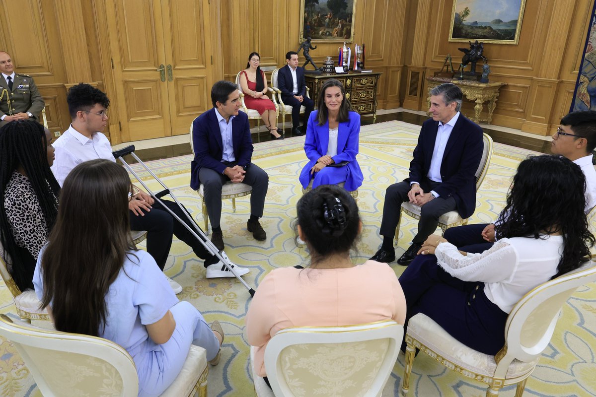 CasaReal's tweet photo. La Reina recibe en audiencia a una representación de los ganadores de las becas de la Fundación Microfinanzas BBVA para impulsar la formación de jóvenes con escasos recursos.

➡️https://t.co/QqqPhmpZAH https://t.co/buG8zqfdXG
