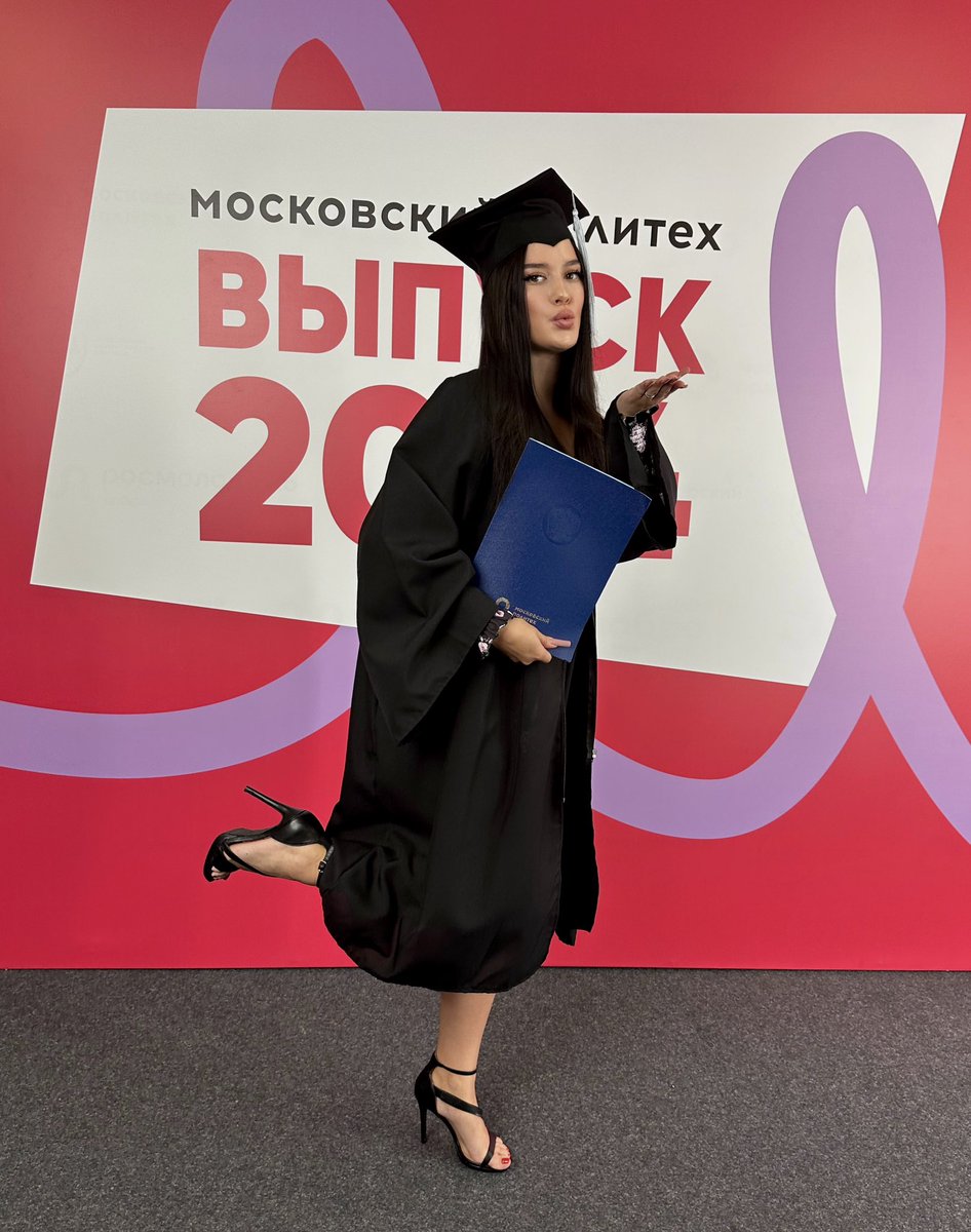 все, ребята, теперь я дипломированный специалист по троллингу в твиттере🎓🥂
