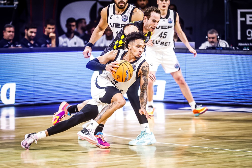 ↗️🏀 Neuer Lenker vom lettischen #DoubleSieger:
Moin <a href="/baLLtiLLifaLL01/">Jaizec Lottie</a>

Als Meister &amp; Pokalsieger kommt Jaizec Lottie von VEF Riga nach Hamburg! Mit der Nummer 4️⃣ wird der 26-jährige Guard zunächst für die Spielzeit 24/25 auflaufen.
🔗hamburgtowers.de/news/neuer-len… #VeoliaTowersHamburg