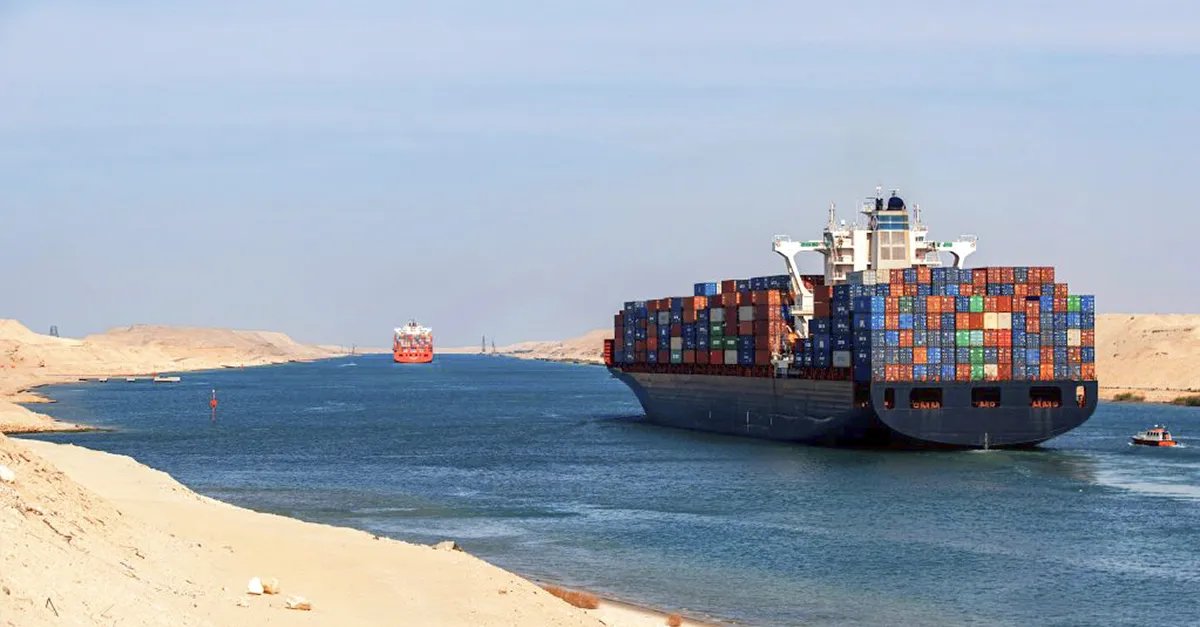 AcirfaShipping's tweet photo. CRISIS EN EL MAR ROJO IMPACTA EL TRANSPORTE MARÍTIMO GLOBAL:
Los recientes ataques a buques por parte de milicias yemeníes han obligado a las principales navieras, como Maersk y Hapag-Lloyd, a desviar sus rutas para evitar el canal de Suez. https://t.co/I0UNzMxfqv