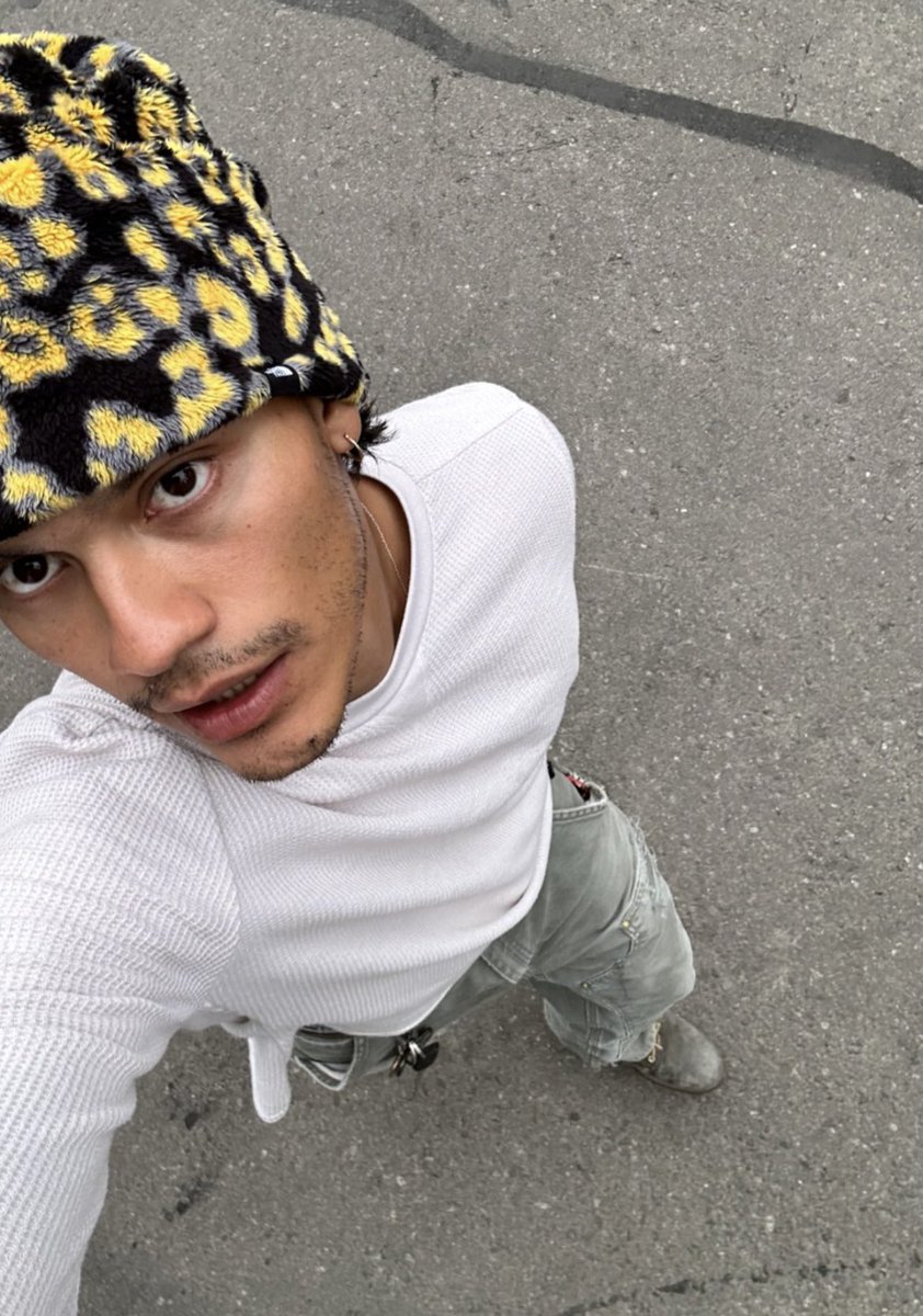 strawhatlvffy's tweet photo. post a selfie &amp; your comfort character!! 😗 https://t.co/jJ79M8zrEC