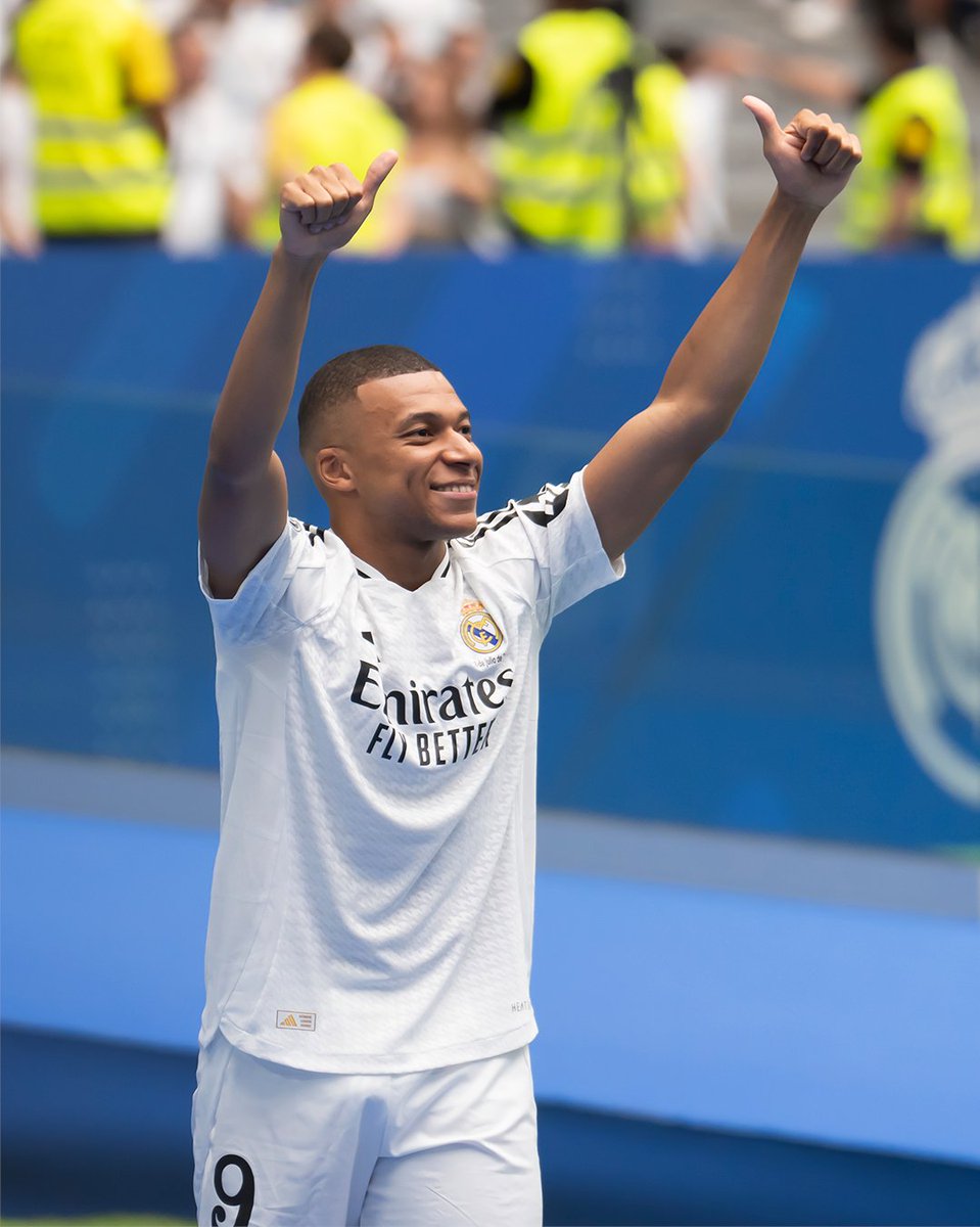 realmadrid's tweet photo. 👍 @KMbappe 👍
#WelcomeMbappé https://t.co/DbbIblQnZl