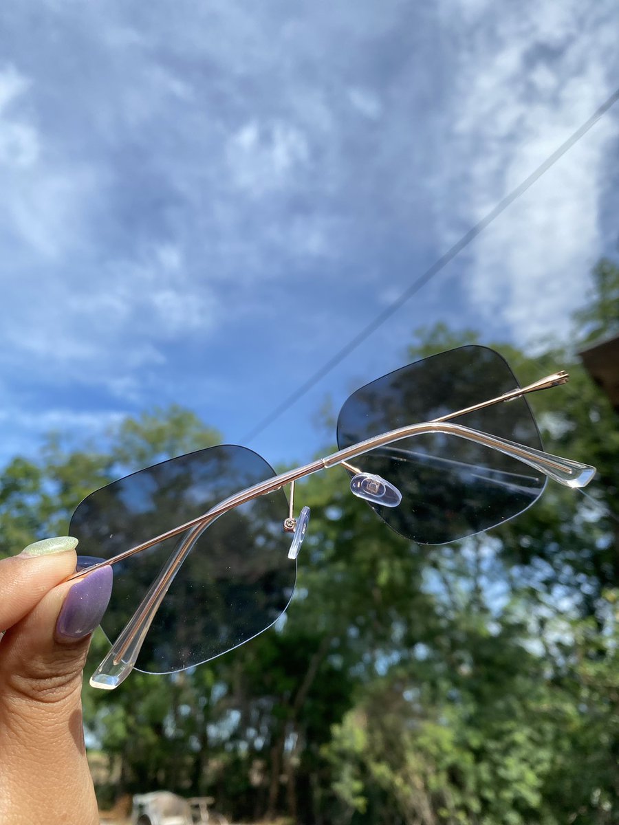 tchanokm's tweet photo. แว่นตากรองแสงเลนส์ออโต้ กรองแสงคอมพิวเตอร์ โทรศัพท์มือถือได้ Photochromic lens หรือTransition lens คือเลนส์สามารถปรับแสงเองอัตโนมัติตามแสง UV มันจะปรับให้เลนส์เป็นสีเข้มต่อเมื่ออยู่กลางแดด และจะเปลี่ยนเป็นสีใสเมื่อเราอยู่ในที่ร่ม รุ่นพรีเมี่ยมหนา พิกัด: https://t.co/YtdUoIvcY6 https://t.co/LuIvDZtrAq
