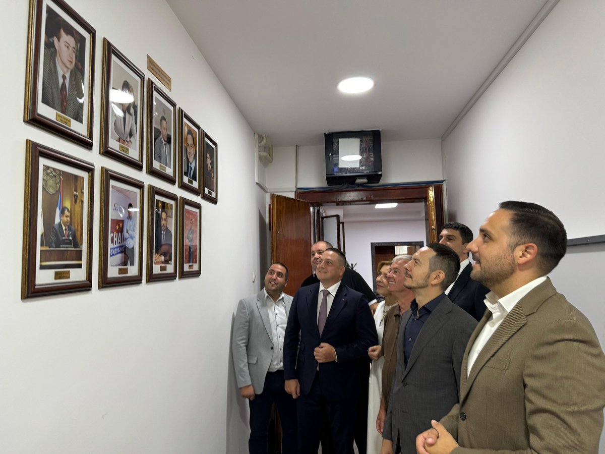 Bukilic95's tweet photo. Ponosni na prošlost, kontinuitet i trajanje! 
Najstariji brend na političkoj sceni Srbije!
34 godine verni Srbiji 🔴🇷🇸

@socijalisti @MladiSPS https://t.co/iG8TH54vMq