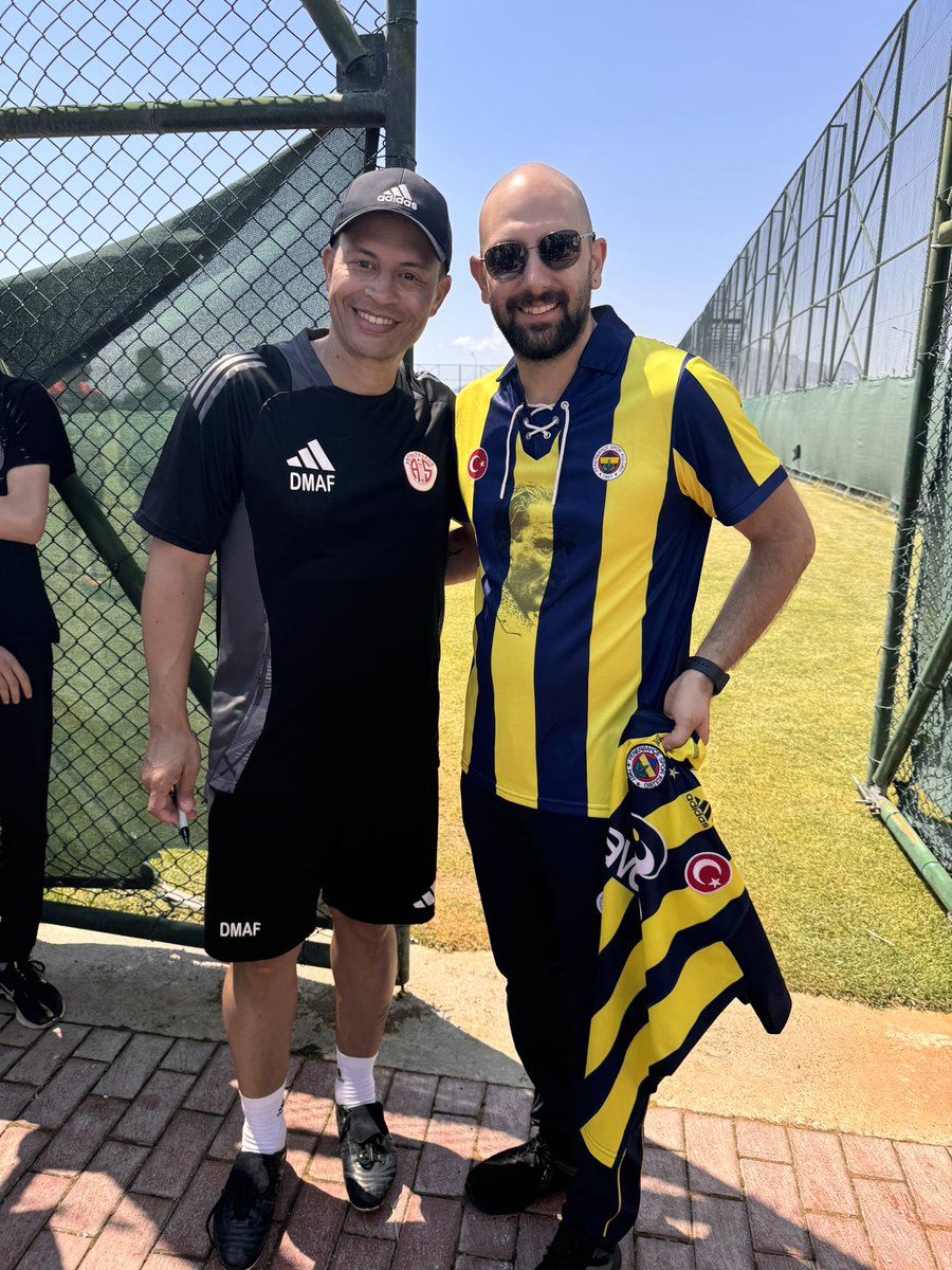 mhmt_ozr's tweet photo. Büyük kaptan Doktor 💛💙💪🏼 https://t.co/qutKoBegi3