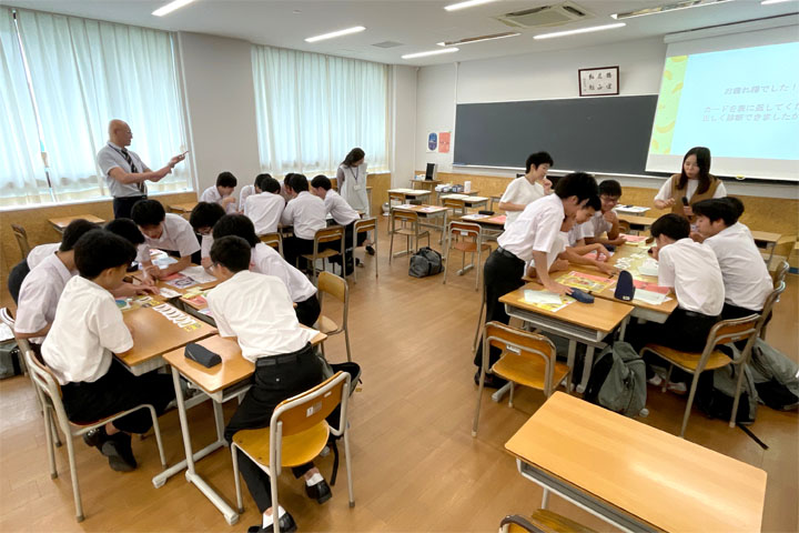med_juntendo's tweet photo. 本日は本郷高等学校との高大連携イベント「MEdit授業」を開催しました。

MEdit Labのオリジナルカードゲーム「バナオーマ」で、バナナ🍌の熟し具合の判断を病理診断に見立てて学習しました。

これをきっかけに病理医を目指す生徒さんが現れるかも？！

#順天堂 #順天堂大学 #本郷高校 #高大連携 https://t.co/i3yj2XhHlc