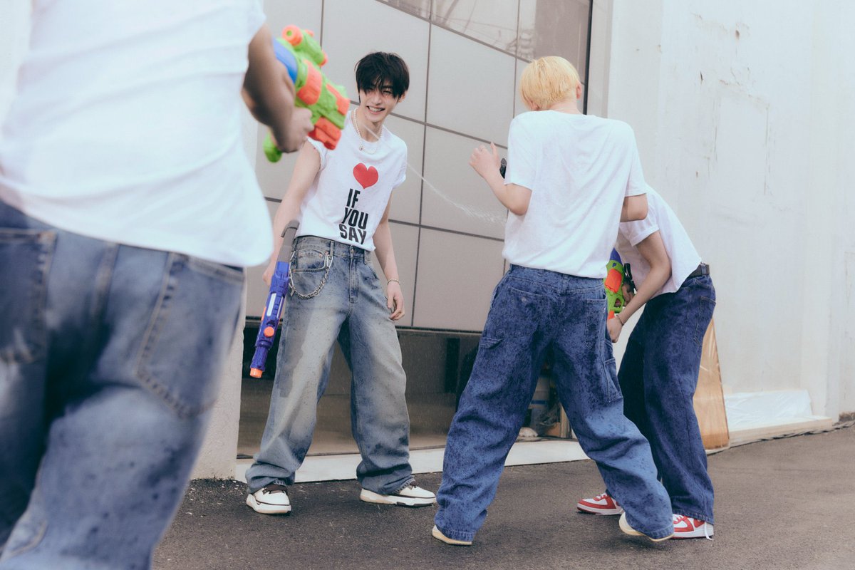 Doesn’t the smile that radiates in every photo make you smile automatically too when you see it? A breeze sensation of water splashing on us with a water gun brings happiness, with Romance: Untold, the Inceptio version is super sweet.