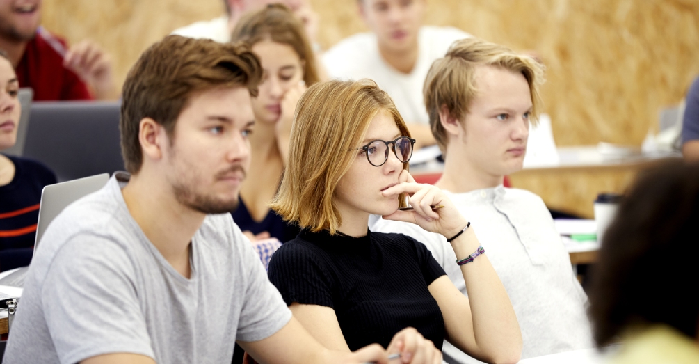 Fundacion_ONCE's tweet photo. Recuerda que la Fundación IE, en colaboración con Fundación ONCE, ha lanzado una #Beca de Excelencia para apoyar a jóvenes españoles con #discapacidad que hayan finalizado sus estudios de grado y deseen realizar Máster en @IEuniversity.    

➕ info en 👉 https://t.co/ZYfMGYsDAw https://t.co/3wAqNIIWDT