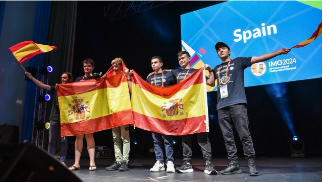 Smartickmetodo's tweet photo. Selección de España en la Olimpiada Internacional de Matemáticas (#IMO2024) en la apertura. Les ovacionaron por el triunfo de España en la Eurocopa. Mucha suerte hoy, segundo día de ejercicios. @RealSocMatEsp Y a ver si @rperezmarco puede dar su premio a medalla de oro. https://t.co/u17XzG2Awc