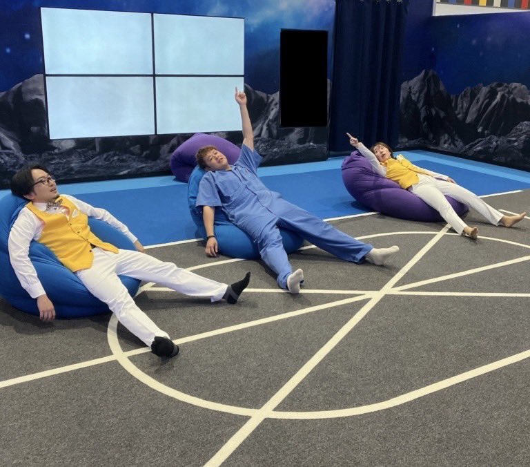 【業務日報📃 】担当：エリック🤡

本日はスペシャルゲストと共に…👏👏👏

この写真🤳は、寛いでる🛌みたいに見えますが…めちゃくちゃ身体を駆使して童心に返って遊び…いや仕事をしました🔥🔥🔥

楽しかったああ〜〜〜🤡🤡🤡

#ナムコ
#もっとファン課！！