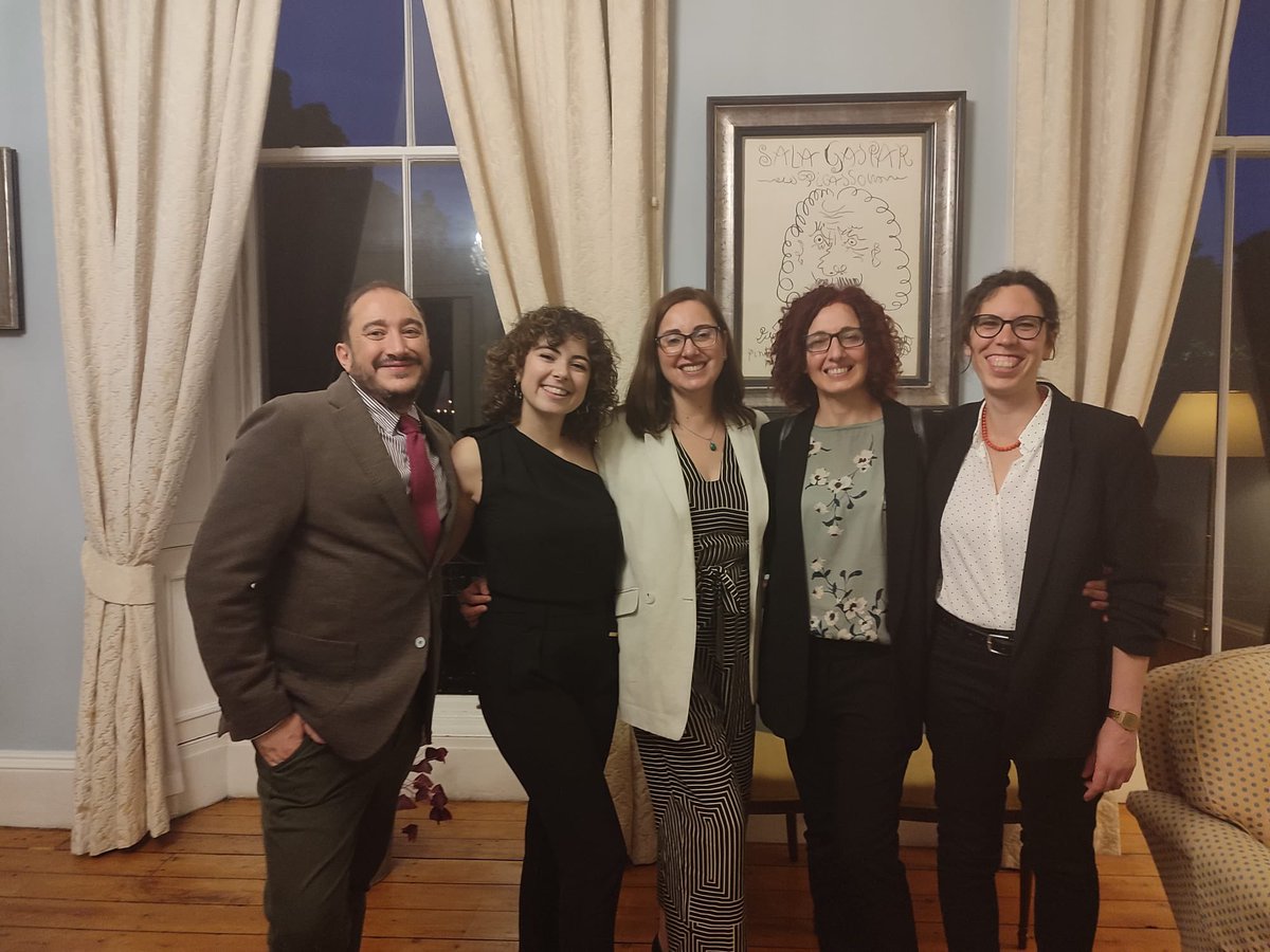 El comité al completo anoche celebrando el éxito de la jornada inaugural de <a href="/asele2024ed/">ASELE Edimburgo 2024</a> ¡Qué gusto ver cómo la gente disfruta tras meses de duro trabajo! 🤗 #ASELE2024 <a href="/ASELE_ELE/">ASELE</a>