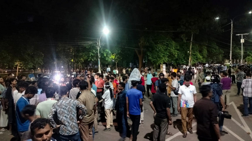 m_mahirdaiyan's tweet image. Dhaka University students stand united, driving out Chhatra League activists from 17 halls, demanding an end to student politics following deadly quota reform protests. #DUProtests #StudentRights #QuotaReformProtes #Quota_Reform_Movement