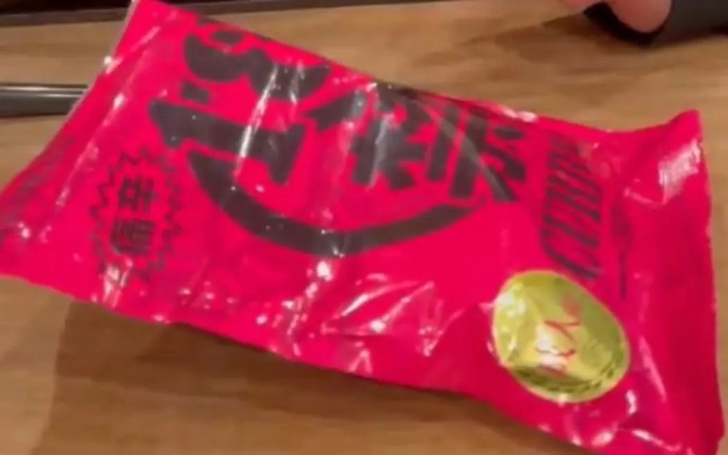 BPINewsOrg's tweet image. 14 Tokyo students were hospitalized after eating &quot;super spicy&quot; potato chips. The snack, containing potent ghost pepper, caused nausea and pain. Manufacturer Isoyama Corp warns against under-18 consumption due to extreme spiciness. #Tokyo #SpicyChips