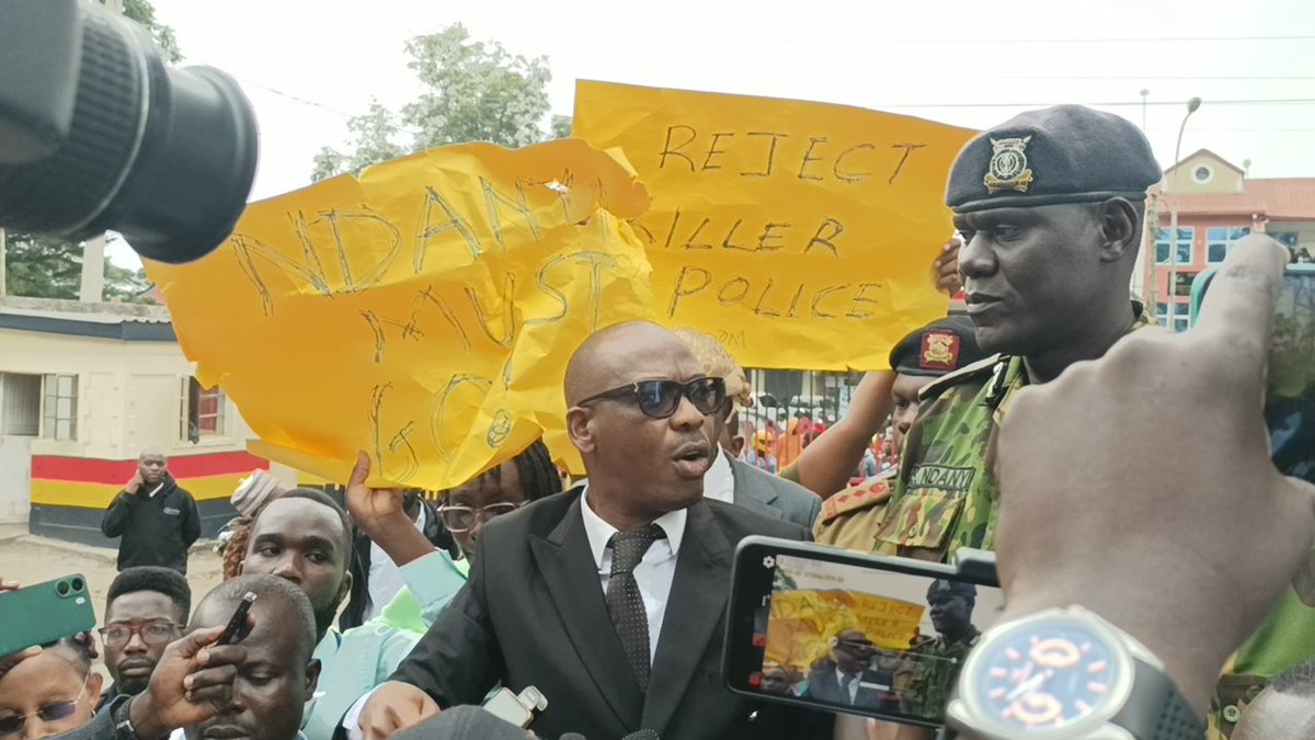 nkrjournalists's tweet photo. #JusticeforWanjeri @ckariuki1977
#RespecttheMessenger
#ShameonPolice We delivered our petition to Nakuru County Police Commander Samuel Ndanyi to end the harassment of one of our own. We will not relent!. @citizentvkenya @KTNNewsKE @ntvkenya @NationAfrica @tv47news https://t.co/1pV623TGLY