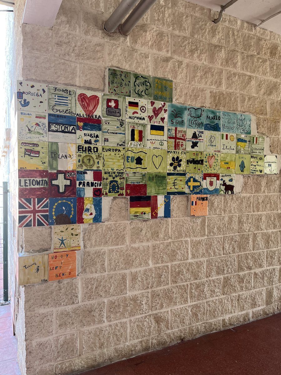 Árbol de los recuerdos de los alumnos y alumnas de 6º de Primaria promoción 2024. La temática ha sido #Europa y cada niño y niña ha hecho su azulejo que quedará para siempre como recuerdo de su paso por nuestro colegio <a href="/CEIP_LaArboleda/">CEIP La Arboleda</a> Gracias a Mario y a Daniel por su trabajo.