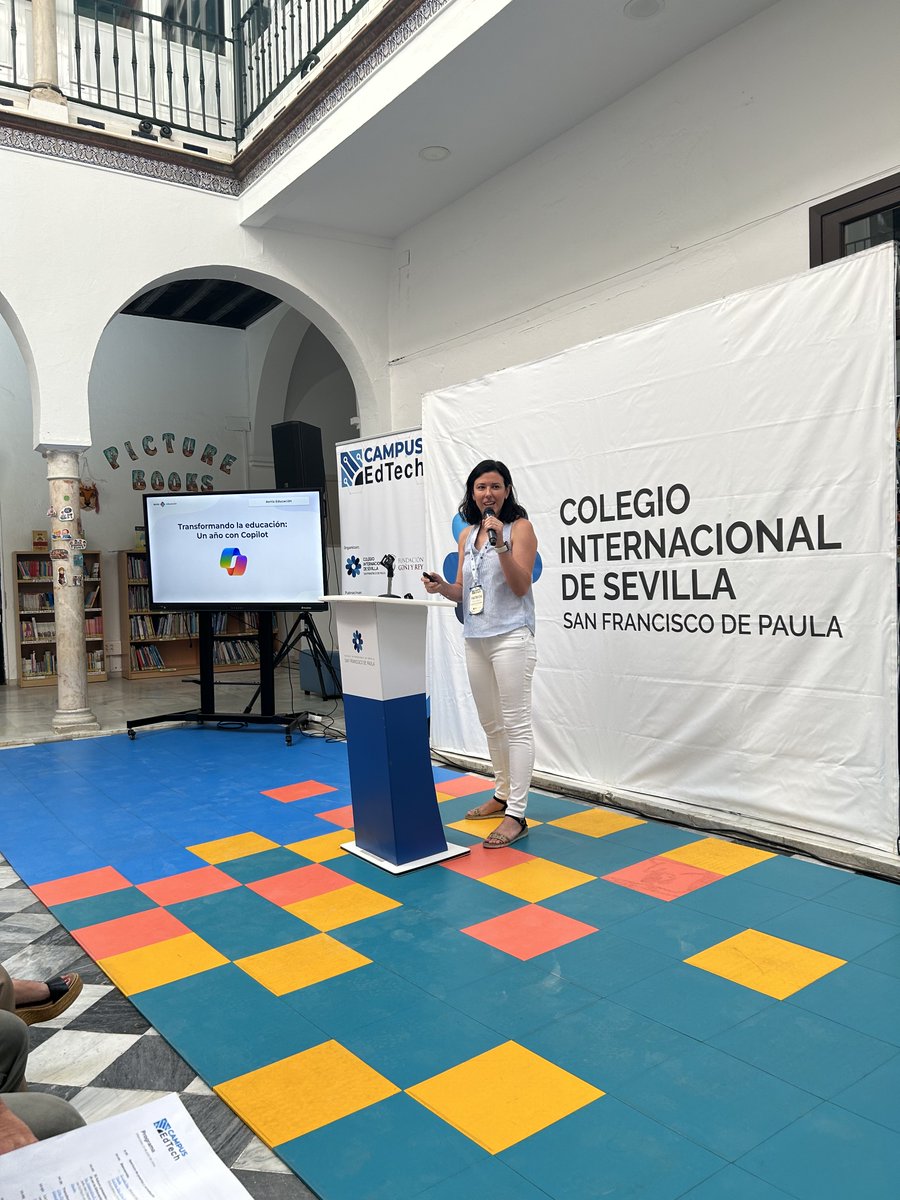 📸En directo desde #CAMPUSEdTechSevilla📸
Nuestra compañera 🦸‍♂️<a href="/patri4x4/">PatriArcusa</a> está inspirando  con su intervención, mostrando cómo #Copilot puede transformar la enseñanza en el aula.🌐📚¡Orgullosas de su enfoque innovador y su pasión por la #educacion! #Edtech #Aonia #Microsoft
