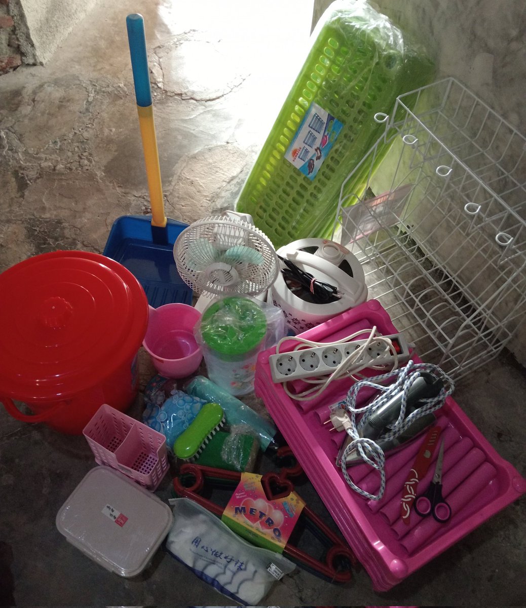 ccc00ofc's tweet photo. GENGSS!! -tong sampah lupa ke foto dan ini masih peralatan, blm perlengkapan cuci, alat makan,baju,dan lainnya ternyata banyak juga yah😟
spill yg kalian bawa dong guyss https://t.co/Hj9tJ5JZ77