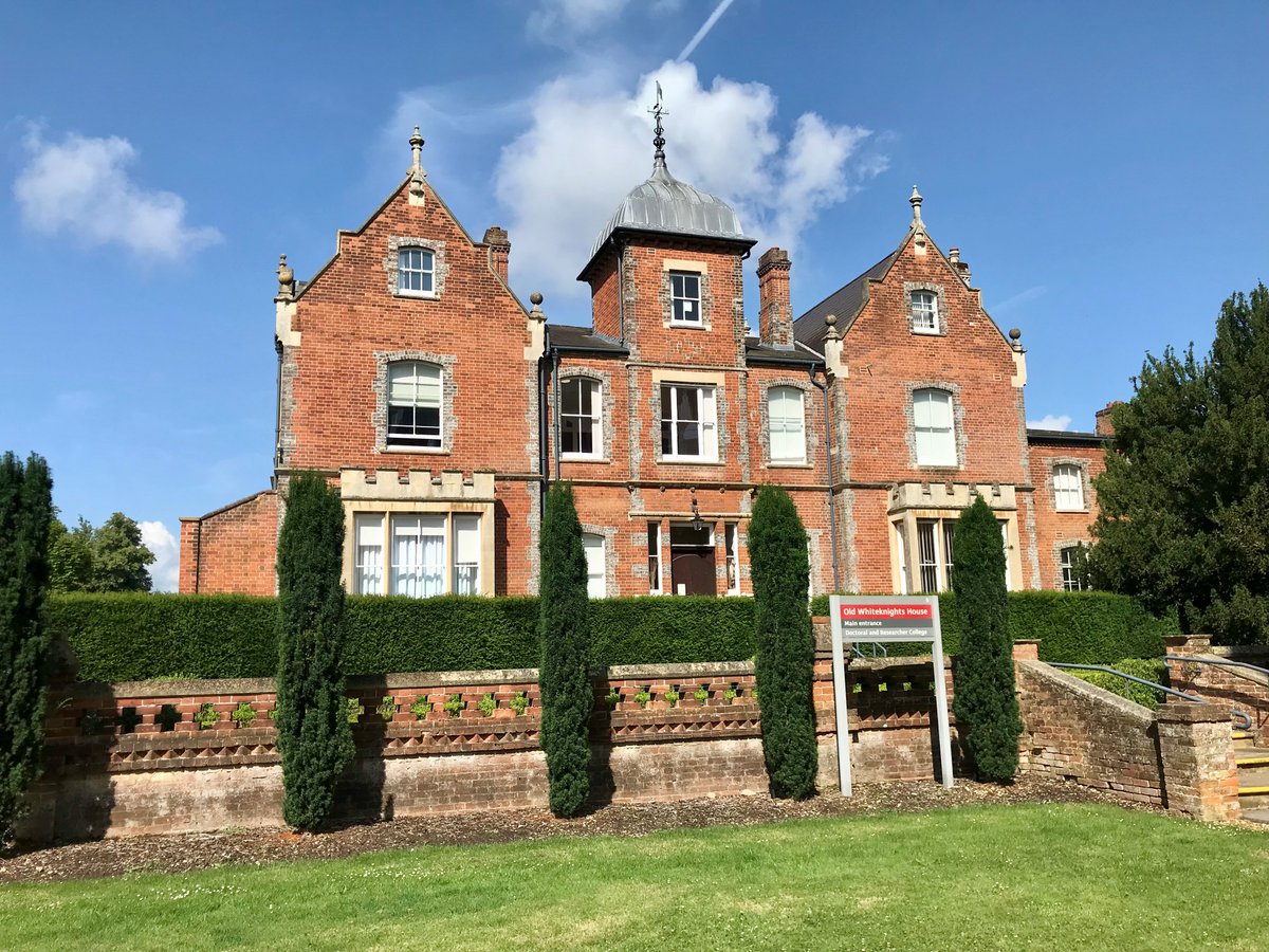 UniRdg_PhD's tweet photo. 🎓📸 Should you require elegant Victorian architecture as a background for a graduation photo then Building No. 9 Old Whiteknights House, adjacent to the sports fields might fit the brief #UoRGraduation 
💐💐💐 https://t.co/NVgVVBTIbI