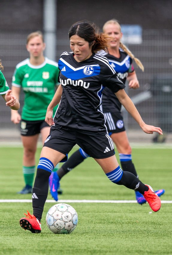 mizuuu18's tweet photo. 皆さんにご報告したいことがひとつ。

🇩🇪２０２４/２５シーズン
２年間在籍したボルシアＭＧを離れ
シャルケ04に移籍することを決断しました。

移籍の経緯はまた改めて…
皆さんにお伝えできたらと思っています！

再び名門クラブでプレーできる事に感謝し
女子版内田篤人を目指したいと思います⚒️💙 https://t.co/S2iVH1DiLU
