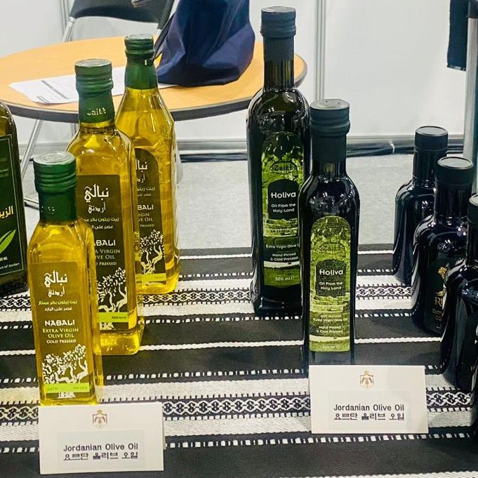 ZaittOliveOil's tweet photo. Our participation in the Korea Import Fair 2024 in Seoul! 🇰🇷 Alia Specialized Industries (Zaitt), in collaboration with the Jordanian Embassy, proudly showcased our premium olive oil products Holiva and Nabali EVOO.
#Alia #JordanianOliveOil #KoreaImportFair2024 #GlobalMarket https://t.co/4SzslNv09n