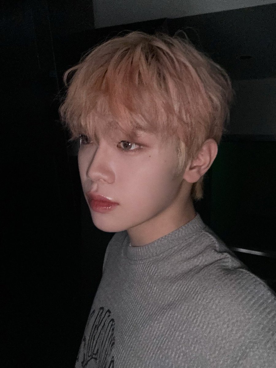 singerppuppy's tweet photo. i love this pose so bad he's always feeling sentimental about something https://t.co/DnJy7RkHHq