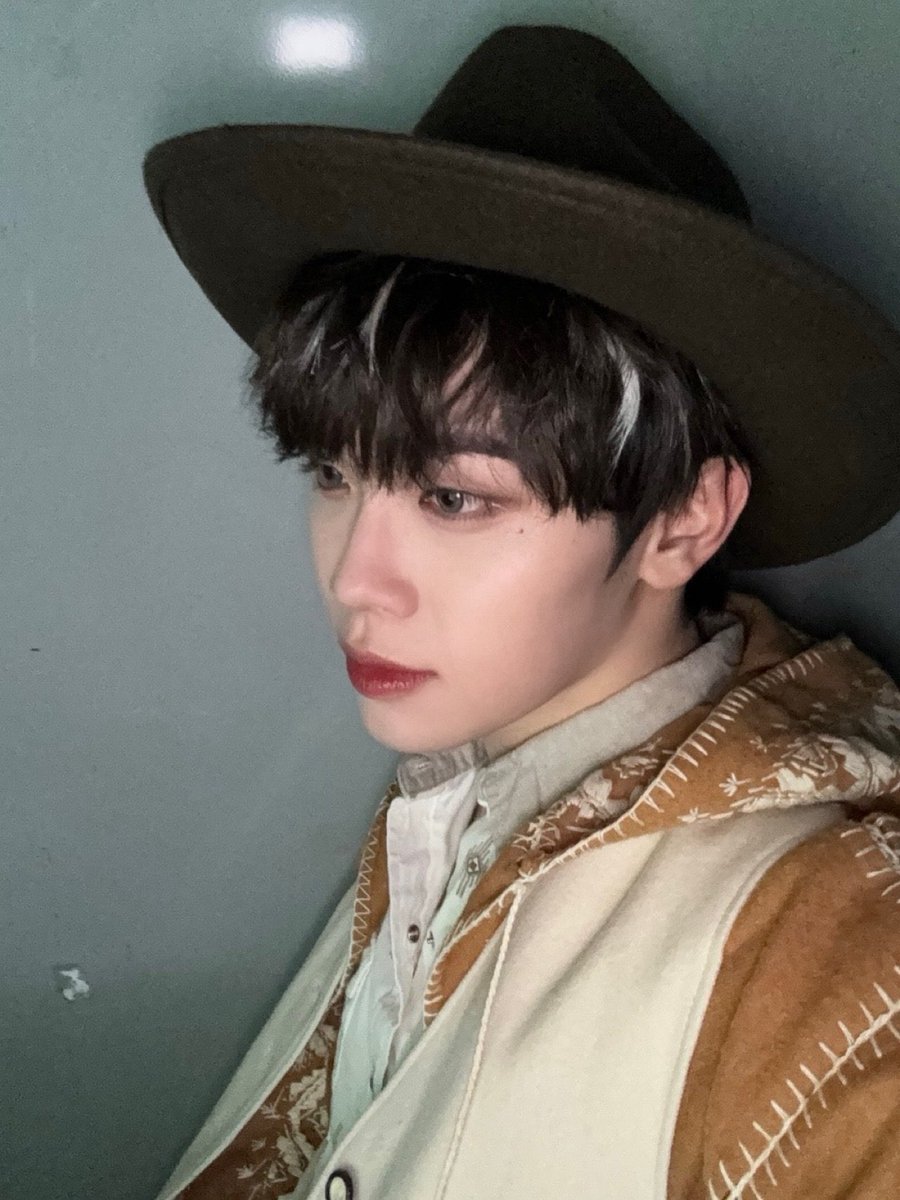 singerppuppy's tweet photo. i love this pose so bad he's always feeling sentimental about something https://t.co/DnJy7RkHHq
