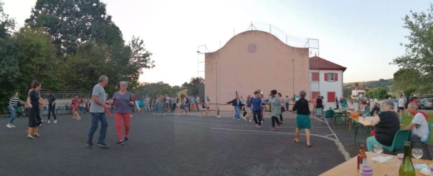 Mutxiko gaualdia animatuko du gure txarangak ostiral huntan Izturitzeko plazan gaueko 8 orenetarik goiti, Arberoako Ostiralen karietara! Taloak eta ostatua izanen dira eta...🌞! 🪗🎷🎻🎵🍻