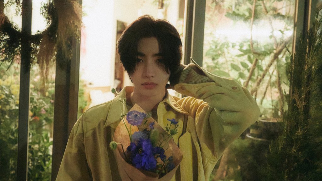 Lost in the lush greenery with a bouquet of flowers in hand, I think of ENGENEs, and the beautiful purplish-blue color comes to mind. Ready for a short, unforgettable journey, I’m prepared to offer a romantic tickle just for you.