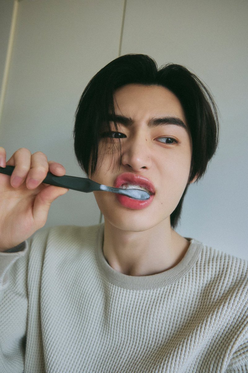 Romance can begin with something simple, like brushing teeth together. Maybe with a silly face, laughter flows, and the day becomes more beautiful. With the ENGENE version, how about we start making romantic memories together?