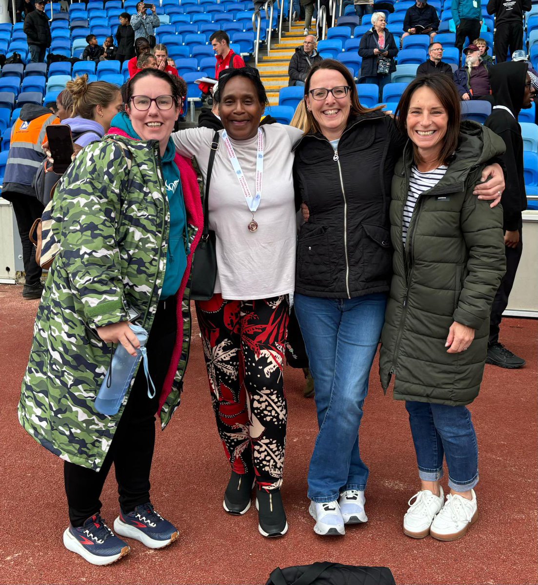 bradymarcia42's tweet photo. @OrchardSchoolPE @bristolwestac @TeamAvon @YateAC 
Congratulations to the Senior Mixed Race 4x100 relay team for a well deserved 🥈medal at English Schools
Eleanor, Ella, Ryan and Ash showing support and team work for each other.
Also to parents/supporters and Team Manager Dave T https://t.co/CV08Ul4VCg