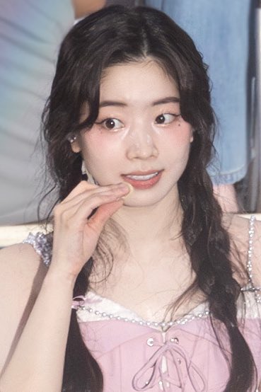 going for lighter makeup looks was the best choice she's ever made LIKE LOOK AT THIS FACE