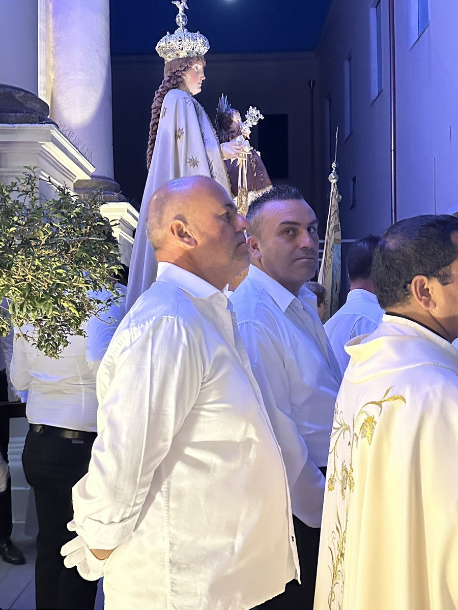 NicoTieni's tweet photo. Madonna del Carmine  🙏❤️🙏

Solenne processione della Madonna del Carmine che ha avuto inizio dal  convento dei Padri Carmelitani di Torre, mentre percorrevamo le vie del paese, tanta gente affollava le strade ammirata ed entusiasta.

Onore a Te Madonna del Carmine. @#NicoTieni https://t.co/m4HhjiWLml
