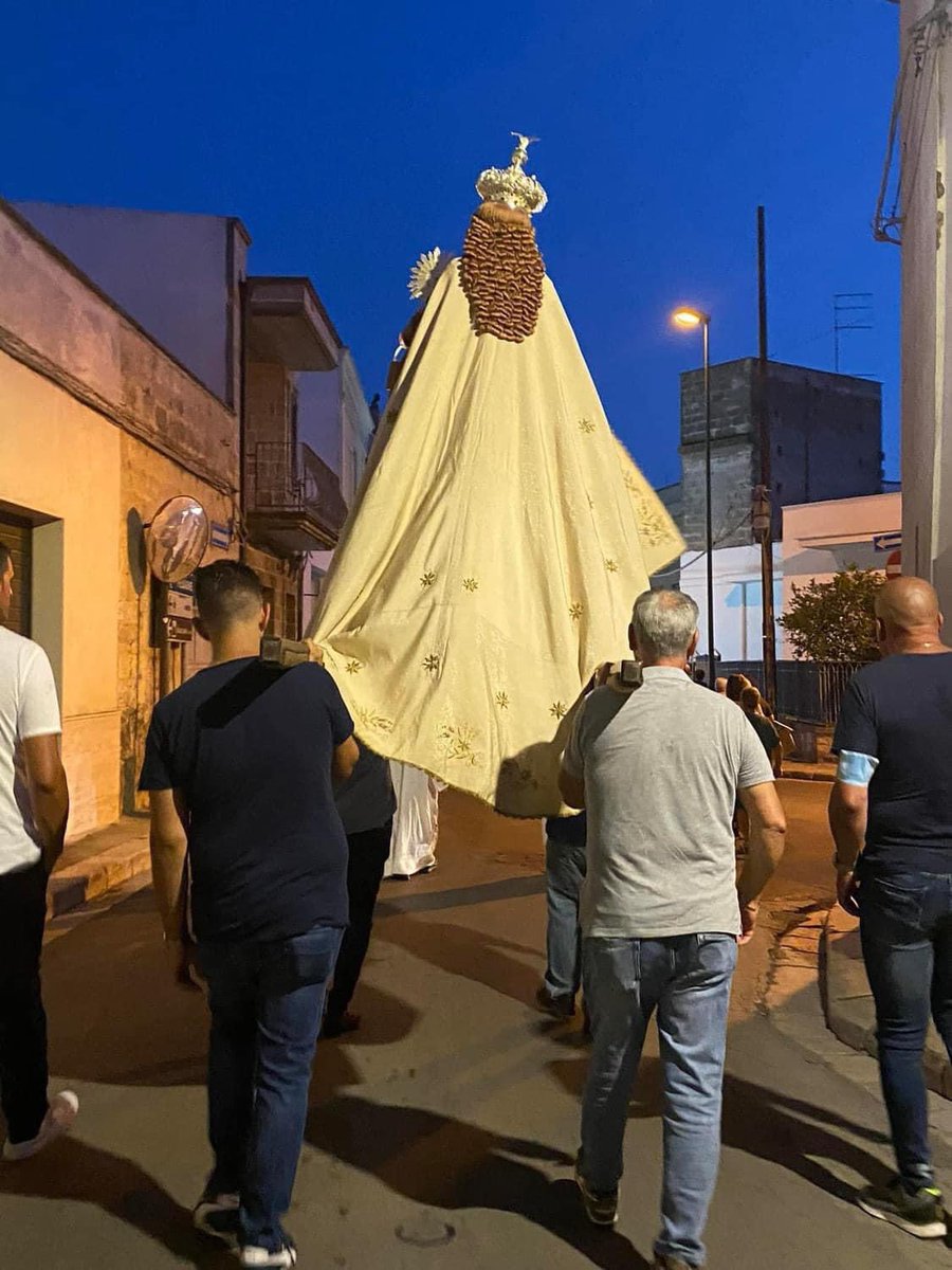 NicoTieni's tweet photo. Madonna del Carmine  🙏❤️🙏

Solenne processione della Madonna del Carmine che ha avuto inizio dal  convento dei Padri Carmelitani di Torre, mentre percorrevamo le vie del paese, tanta gente affollava le strade ammirata ed entusiasta.

Onore a Te Madonna del Carmine. @#NicoTieni https://t.co/m4HhjiWLml