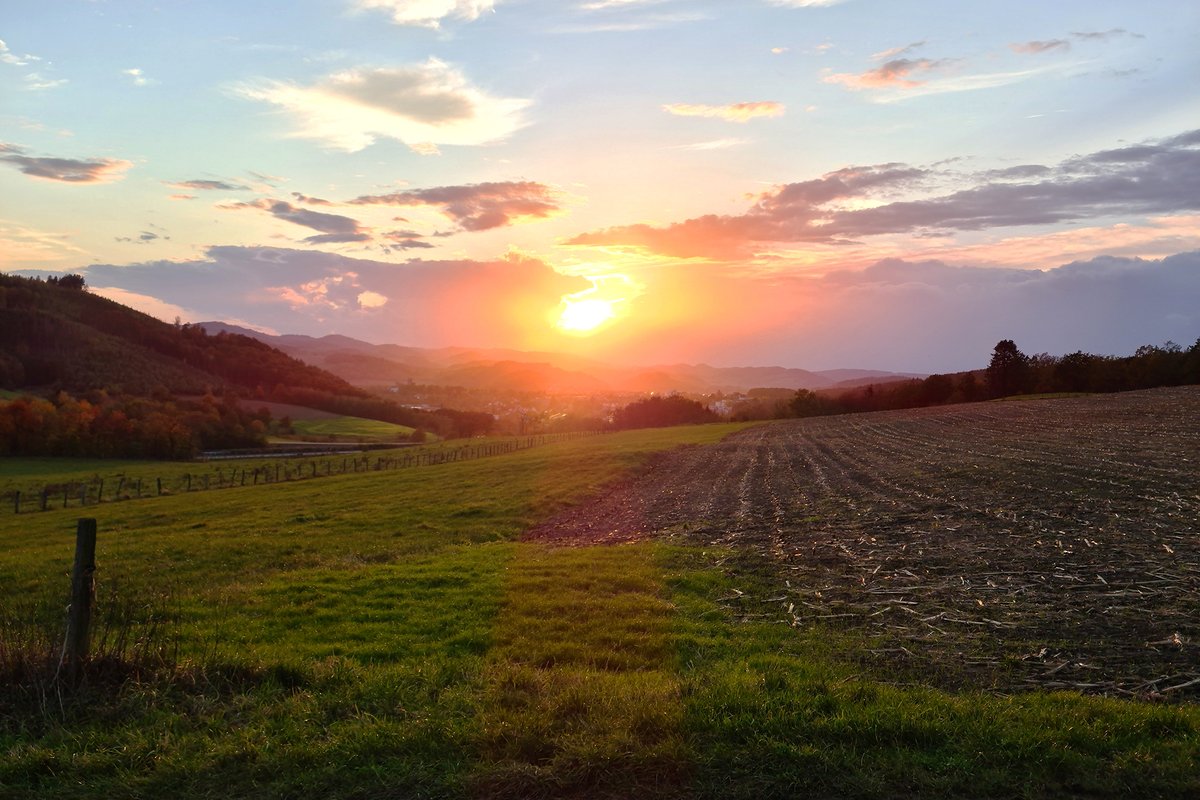 deinsauerland's tweet photo. Der Tag neigt sich dem Ende und die #Sonne verschwindet hinter dem #Horizont. Dieses tolle Foto haben wir in #Eversberg bei #Meschede aufgenommen und wünschen euch einen tollen Abend!
Foto: Julia Fust https://t.co/hr0pgfywS8