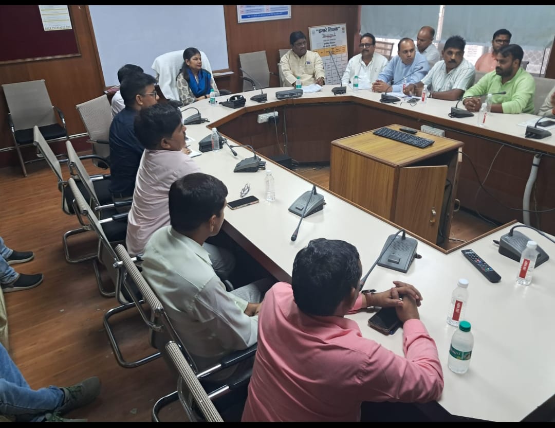 डी. जी. महोदया द्वारा अवकाश होने के बावजूद आज संयुक्त मोर्चा को पुन: वार्ता के लिये बुलाया गया, आदेश स्थगन हो जाने के उपरांत आज संयुक्त मोर्चा महानिदेशक महोदया के साथ बैठक में शामिल.. वार्ता जारी... मोर्चा पर विश्वास रखे.. सार्थक नतीजे आएंगे।
#मांगेंअधूरीजीतअधूरी
