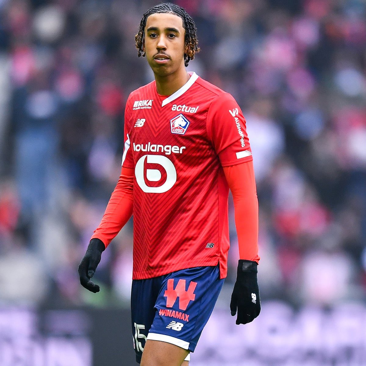 UnitedStandMUFC's tweet photo. 🚨 BREAKING: Leny Yoro is flying to the UK to undergo a medical and finalise personal terms as #mufc push to secure a huge coup by signing the coveted centre-back from Lille. [@David_Ornstein] https://t.co/Mm4VnabPKc