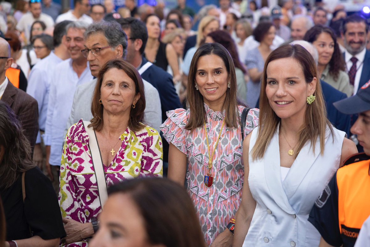 Vox_Pozuelo's tweet photo. 🎉Los vecinos de #PozuelodeAlarcón acompañamos a la Virgen del Carmen en su festividad.

💐Las diputadas de VOX en la Asamblea de Madrid, @AnaVelascoV e @Isabelperezmoi1, vivieron junto a nosotros momentos muy emocionantes durante la procesión.

#VOXPozuelo
#CuidaTusTradiciones https://t.co/5Ya3ogzSn0