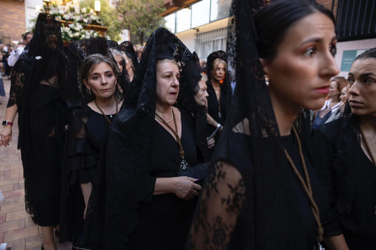 Vox_Pozuelo's tweet photo. 🎉Los vecinos de #PozuelodeAlarcón acompañamos a la Virgen del Carmen en su festividad.

💐Las diputadas de VOX en la Asamblea de Madrid, @AnaVelascoV e @Isabelperezmoi1, vivieron junto a nosotros momentos muy emocionantes durante la procesión.

#VOXPozuelo
#CuidaTusTradiciones https://t.co/5Ya3ogzSn0