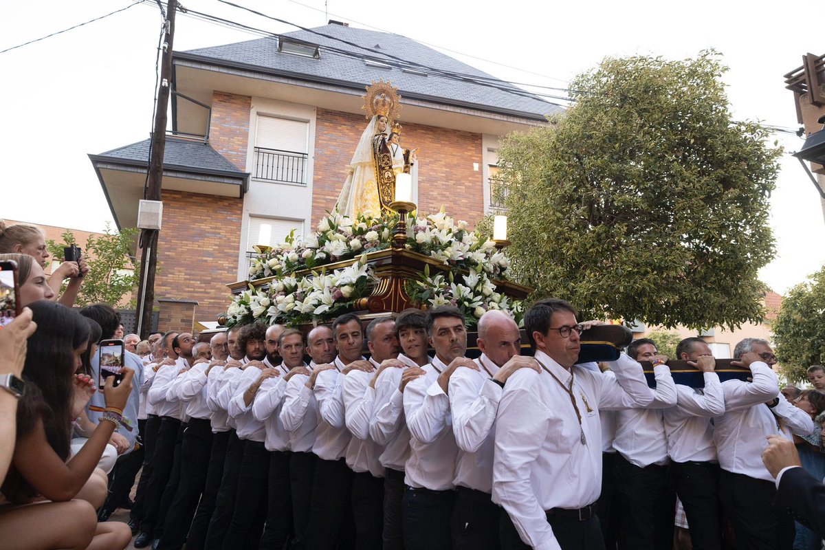 Vox_Pozuelo's tweet photo. 🎉Los vecinos de #PozuelodeAlarcón acompañamos a la Virgen del Carmen en su festividad.

💐Las diputadas de VOX en la Asamblea de Madrid, @AnaVelascoV e @Isabelperezmoi1, vivieron junto a nosotros momentos muy emocionantes durante la procesión.

#VOXPozuelo
#CuidaTusTradiciones https://t.co/5Ya3ogzSn0