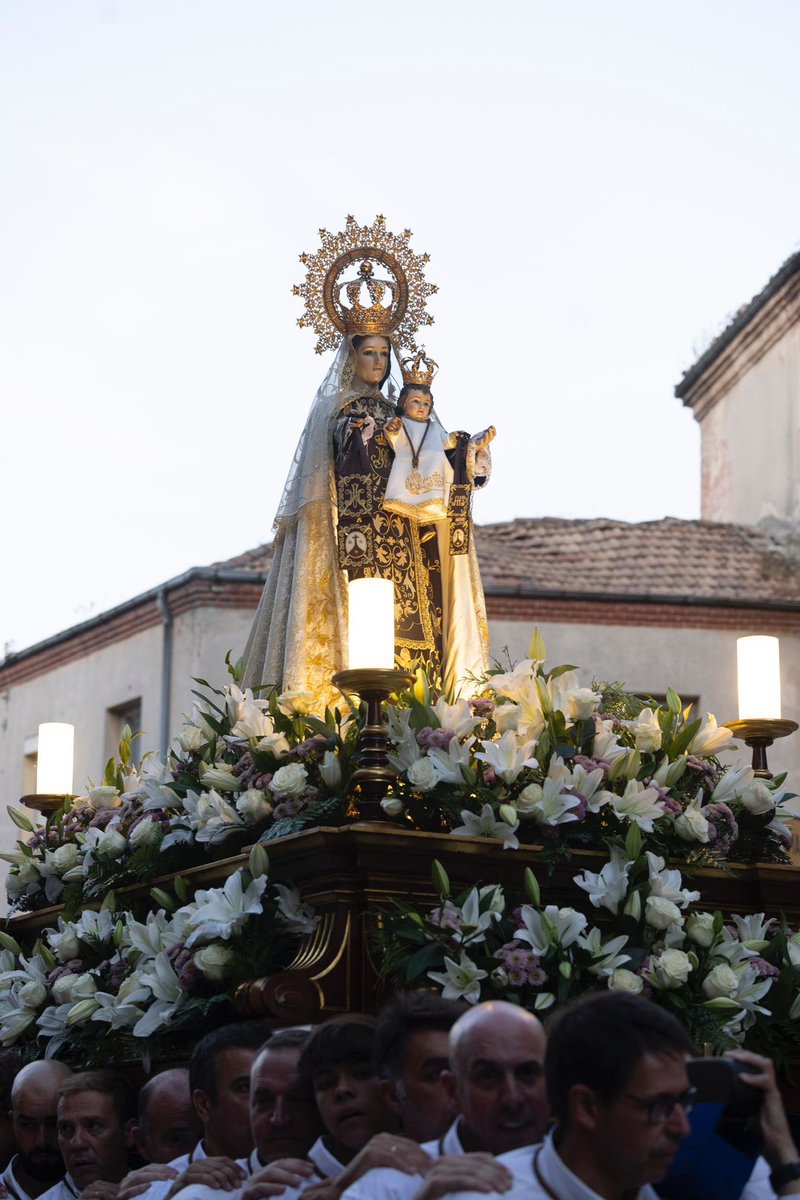 Vox_Pozuelo's tweet photo. 🎉Los vecinos de #PozuelodeAlarcón acompañamos a la Virgen del Carmen en su festividad.

💐Las diputadas de VOX en la Asamblea de Madrid, @AnaVelascoV e @Isabelperezmoi1, vivieron junto a nosotros momentos muy emocionantes durante la procesión.

#VOXPozuelo
#CuidaTusTradiciones https://t.co/5Ya3ogzSn0