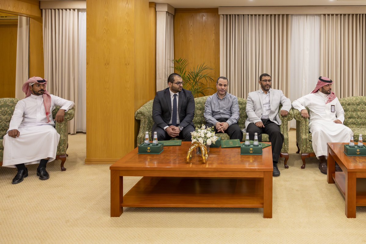 AljoufSA's tweet photo. سـمـو #الأمير_متعب_بن_مشعل يُكرّم فريقاً طبياً بمستشفى الأمير متعب بن عبدالعزيز بعد نجاحه في عملية لمريضة كانت تعاني من عدم القدرة على المشي منذ 10 سنوات 

https://t.co/NUCO2CJvvU

#استثمر_بالجوف 
#الجوف_سلة_غذاء_المملكة 
#الجوف_عاصمة_الطاقة_المتجددة 
@SaudiMOH https://t.co/GtLyvrGSTd