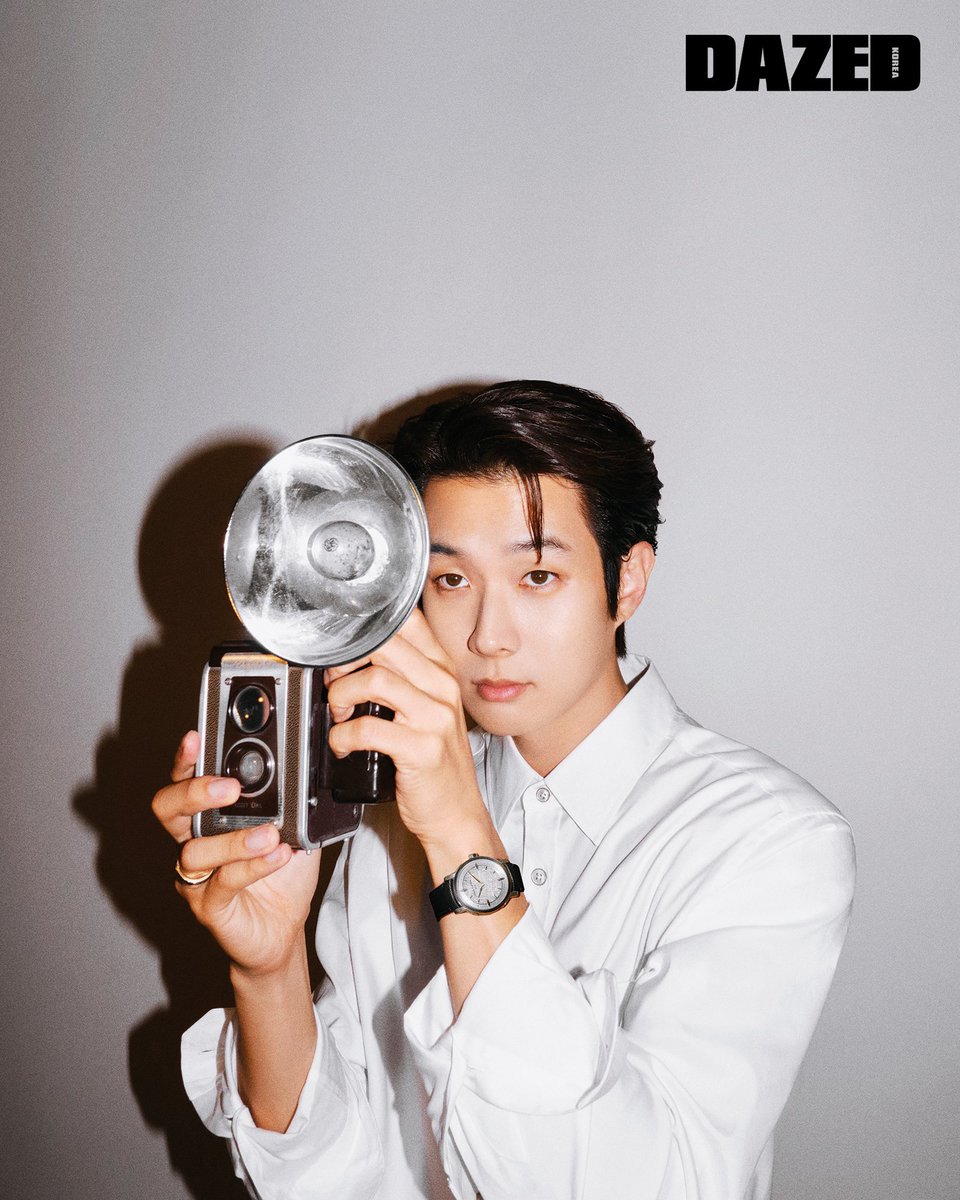 DazedKorea's tweet photo. 우리의 시간은 #협찬
최우식을 향한 루이 비통의 타임 시그널 ‘아워 앤 아워’. 시계와 주얼리에 대한 마음으로 탄생된 <데이즈드>의 스페셜 에디션.
#최우식 #ChoiWooshik #루이비통 #LouisVuitton #LVEscale #LVWatches #LouisVuitton #LaFabriqueDuTemps #LV에스칼 #LV워치 #라파브리끄뒤떵 https://t.co/fD6HZNykyw