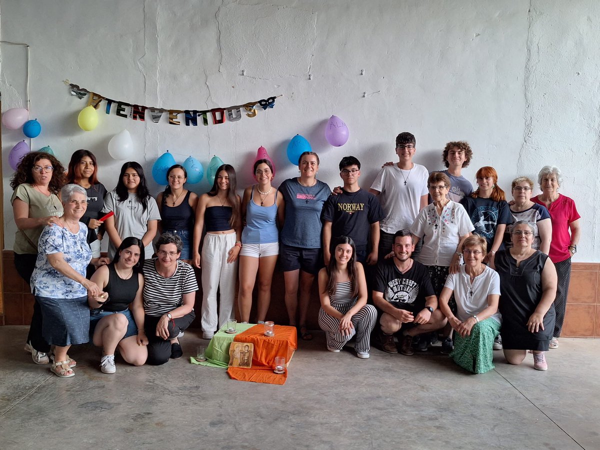 DeicDominicas's tweet photo. ✅ Ha empezado el Campo de Trabajo Tomelloso’24 con monitores y jóvenes voluntarios de nuestros colegios de la Fundación FEDE @coleFEDE: serán dos semanas intensas para atender niños en riesgo de exclusión y abuelos de la residencia de la población manchega. #campodetrabajoFEDE24 https://t.co/z5EUXNodWw
