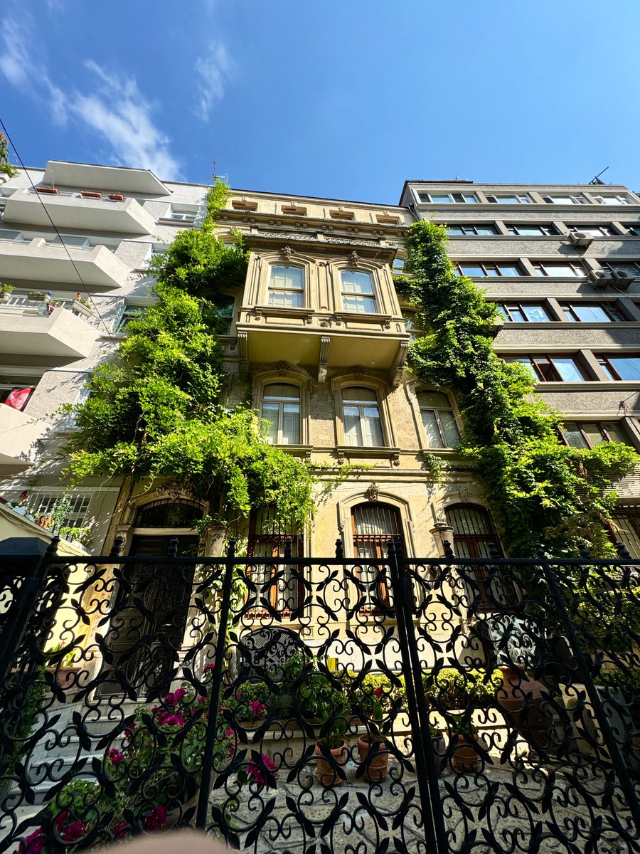 ysrdnl's tweet photo. Beyoğlu’nun “sertifikasız” yeşil binaları. Düşük teknoloji, yüksek estetik ve ekolojik değer. https://t.co/xQ1X3dL3fk
