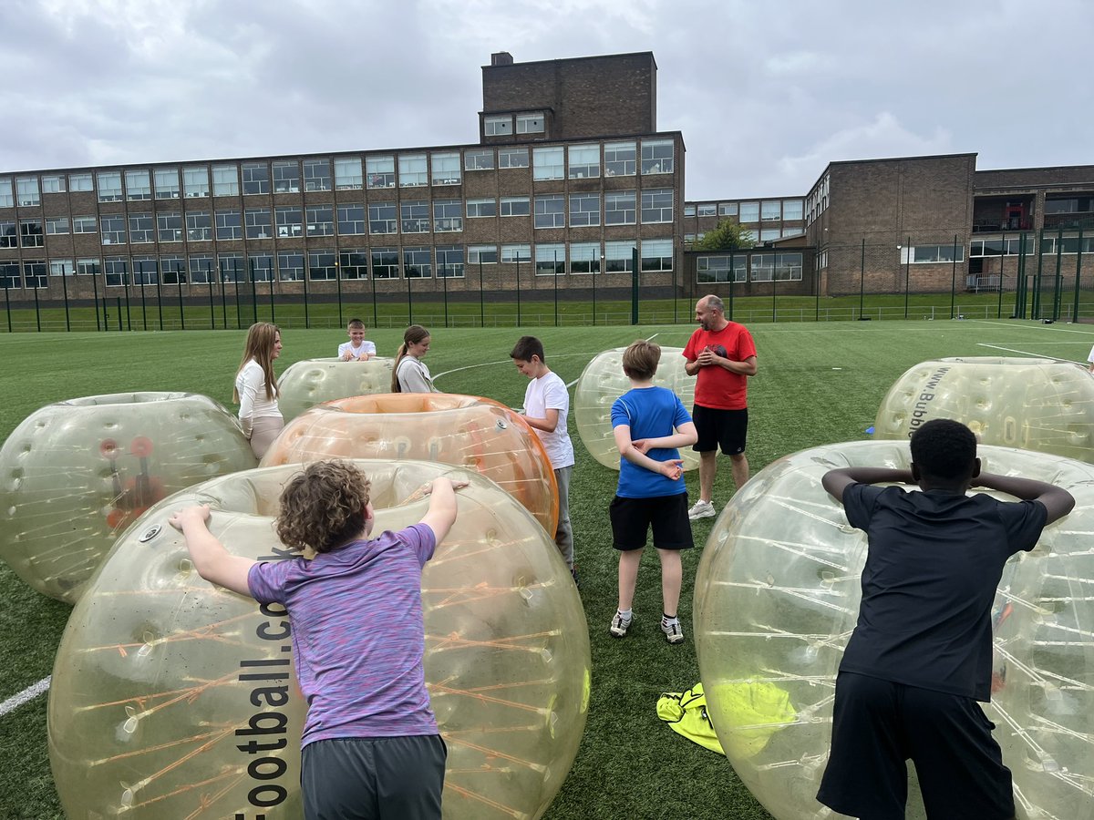 MarkKingRCF's tweet image. 🗓️DAY 7🗓️
KSS PARTNERS SUMMER PROGRAM 

Bubble Football 🫧⚽️ 
Smiles on everyone’s face 😃
Hot &amp;amp; Cold Breakfast ✅

@KnightswoodSec 
@RFC_Charity 
@Mollie_FARE 
@FARE_Scotland 
@GlasgowNWPolice 
@jamie57539237 
@KSS_Partners