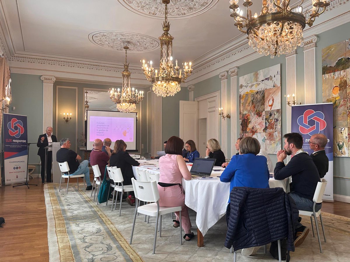 safe_brussels's tweet photo. 📢 Lancement de #LUXResponse ce jour par le gouverneur Olivier SCHMITZ. L'initiative a pour objectif de renforcer la culture du risque en province de Luxembourg. 2 axes importants : la culture du risque et le réseau de partenaires #BRUResponse #BWResponse #safebrussels #sécurité https://t.co/1ps2Hltk2v